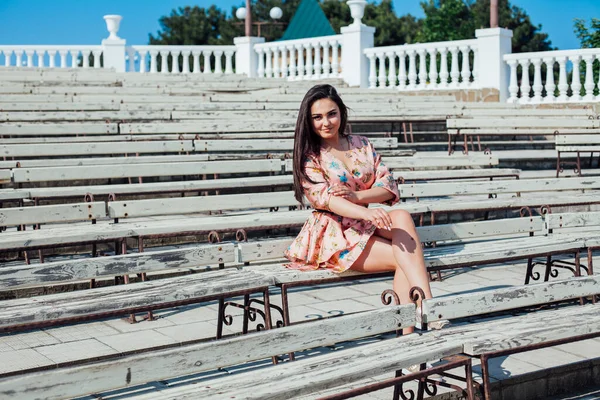 Krásná žena brunetka chůze pózování v parku — Stock fotografie