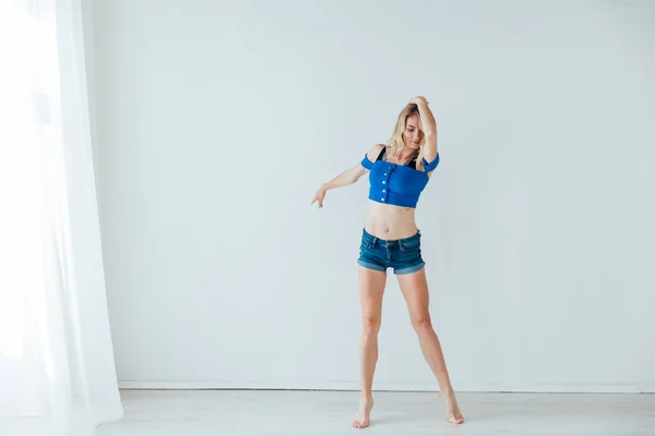 Blondýny žena tanec na hudbu v tréninku — Stock fotografie
