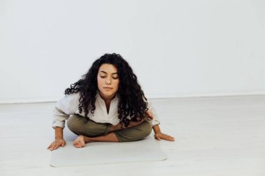 Güzel kadın esmer yoga jimnastiği yapıyor.