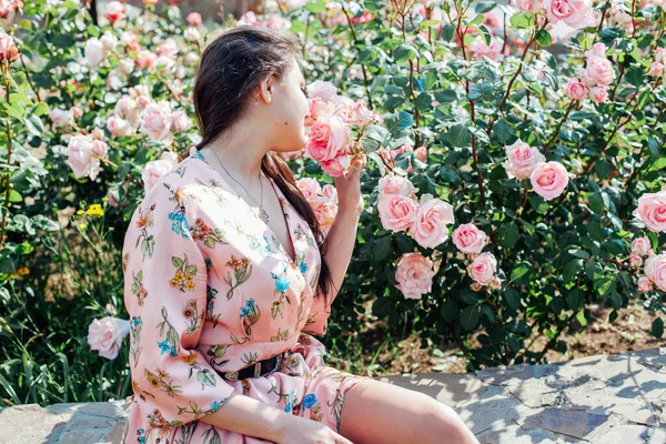 Piękna brunetka kobieta w sukience z portretem kwiatów — Zdjęcie stockowe