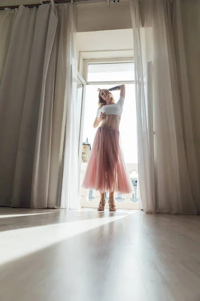 Hermosa mujer rubia bailando posando en la ventana de la puerta —  Fotos de Stock