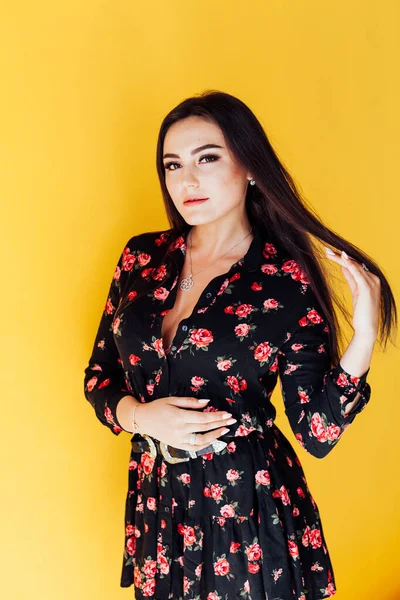 Retrato de uma bela mulher morena em um vestido de verão preto — Fotografia de Stock