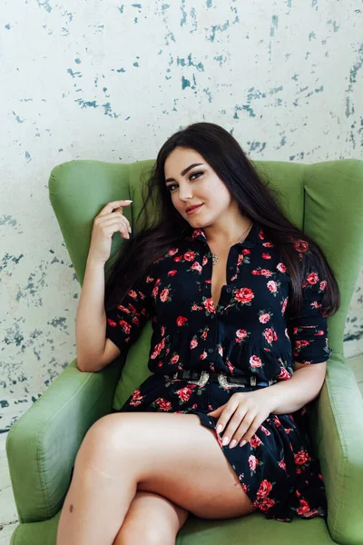 Retrato de uma bela mulher morena em um vestido de verão preto — Fotografia de Stock