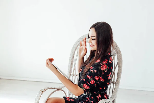 Retrato de una hermosa mujer morena en un vestido negro de verano —  Fotos de Stock