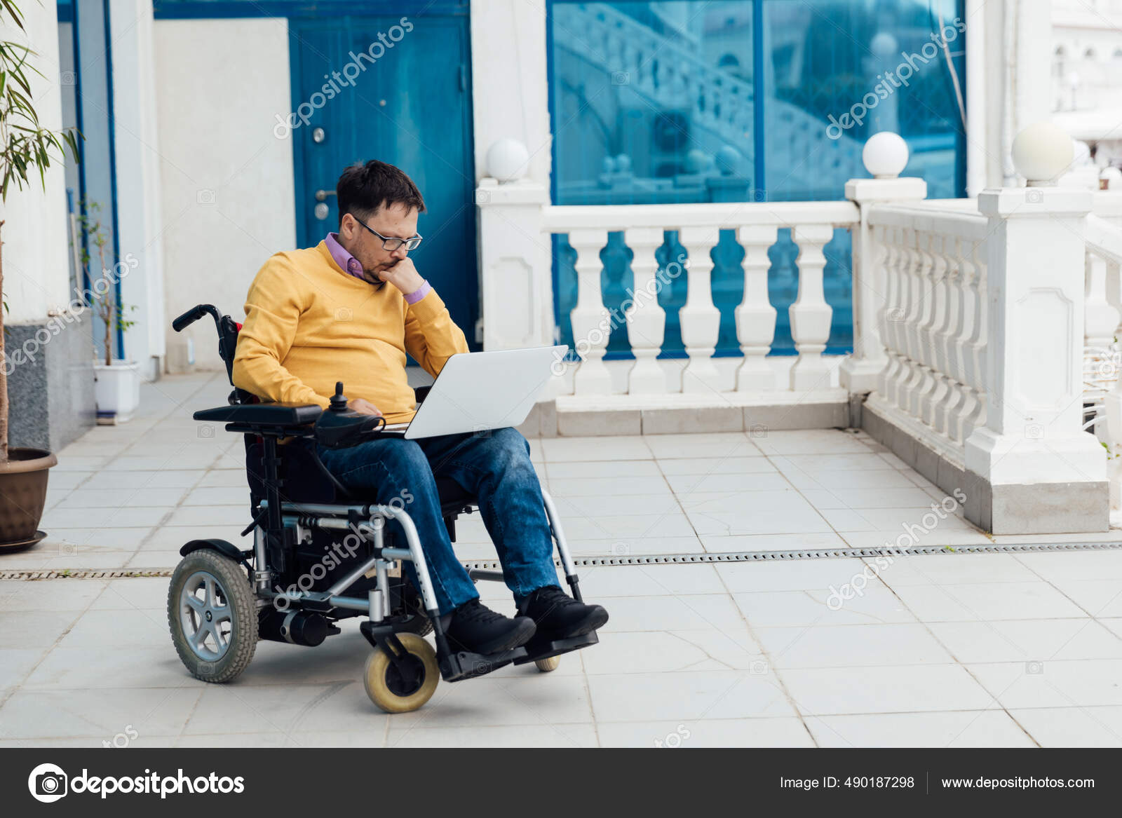 Mesa auxiliar en forma de C color madera, mesa auxiliar pequeña, mesa  auxiliar con ruedas, mesa, image size:1600x1167