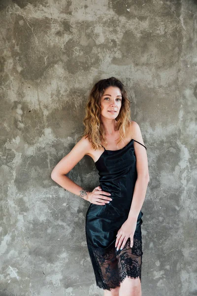 Жінка в портреті сукні на сірому фоні — стокове фото