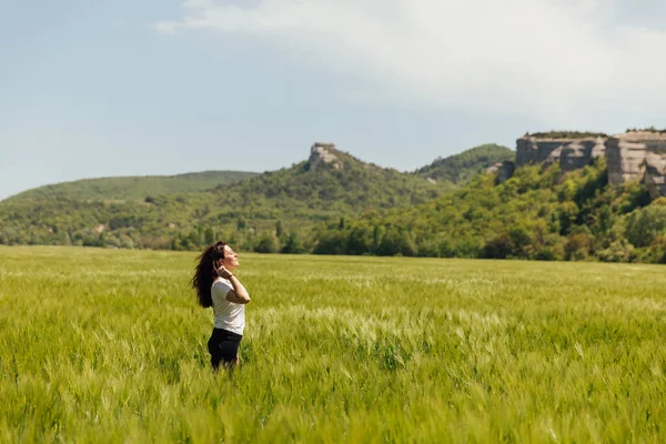 Donna guarda la vista nel campo della raccolta del grano — Foto Stock