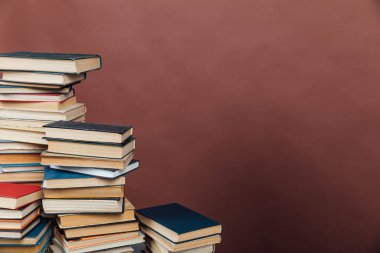 Üniversite Kütüphanesi için Kitap Yığını Eğitim Kahverengi Arkaplan