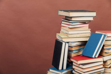 Üniversite Kütüphanesi için Kitap Yığını Eğitim Kahverengi Arkaplan