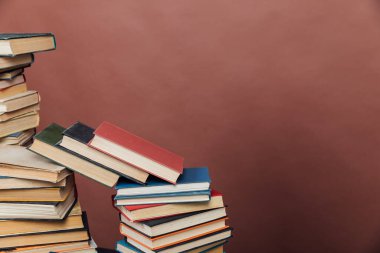 Üniversite kütüphanesinde kahverengi arkaplan bilgisi öğretmek için kitap yığınları