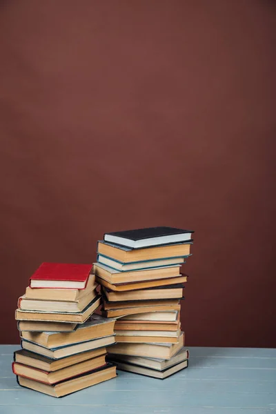 Stapelweise Bücher für Schulungen in der Hochschulbibliothek Brown Background — Stockfoto