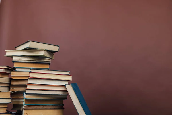 Stapelweise Bücher für Schulungen in der Hochschulbibliothek Brown Background — Stockfoto