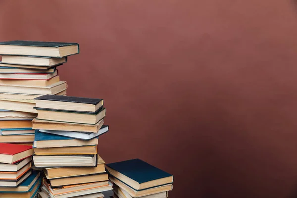 Stack di libri per College School Library Formazione sfondo marrone — Foto Stock