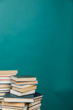 Bilgi üniversitesi kütüphanesi için kitap yığınları yeşil arkaplan