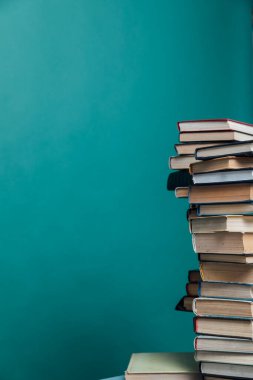Üniversite kütüphanesi hakkında bilgi vermek için kitap yığınları yeşil arkaplan