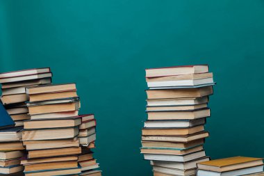 Üniversite kütüphanesi hakkında bilgi vermek için kitap yığınları yeşil arkaplan