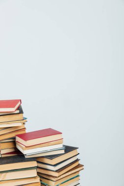Üniversite kütüphanesi hakkında bilgi vermek için kitap yığınları beyaz arka plan