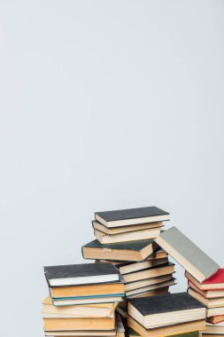 Üniversite kütüphanesi hakkında bilgi vermek için kitap yığınları beyaz arka plan