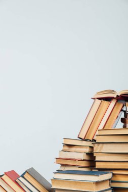 Bilgi kütüphanesi öğretmenliği için kitap yığınları üniversite beyaz arka plan
