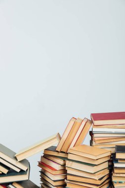 Bilgi kütüphanesi öğretmenliği için kitap yığınları üniversite beyaz arka plan