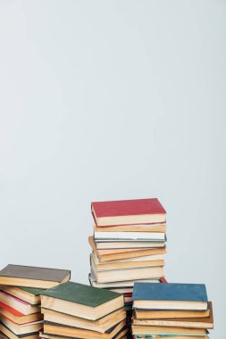Üniversite kütüphanesi hakkında bilgi vermek için kitap yığınları beyaz arkaplan