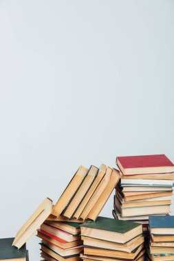 Üniversite kütüphanesi hakkında bilgi vermek için kitap yığınları beyaz arkaplan
