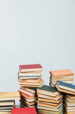 Üniversite kütüphanesi hakkında bilgi vermek için kitap yığınları beyaz arkaplan