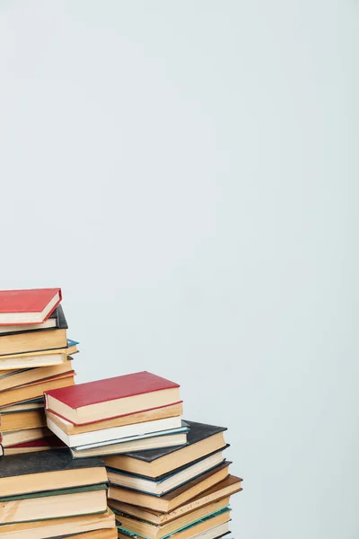Montones de libros para la enseñanza de los conocimientos de la biblioteca de la escuela universitaria fondo blanco — Foto de Stock