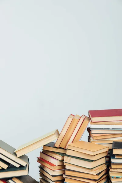 Stapeln von Büchern für den Unterricht Wissensbibliothek Universitätsschule weißer Hintergrund — Stockfoto