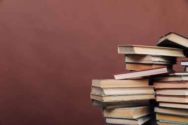 Üniversite Kütüphanesi için Kitap Yığını Eğitim Kahverengi Arkaplan