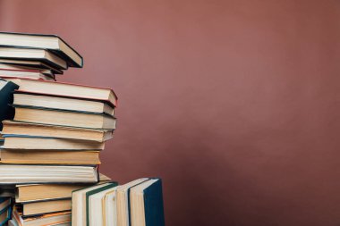Üniversite Kütüphanesi için Kitap Yığını Eğitim Kahverengi Arkaplan