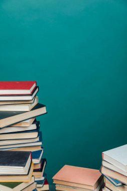 Üniversite kütüphanesi hakkında bilgi vermek için kitap yığınları yeşil arkaplan