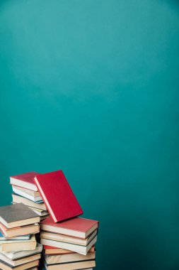 Üniversite kütüphanesi hakkında bilgi vermek için kitap yığınları yeşil arkaplan