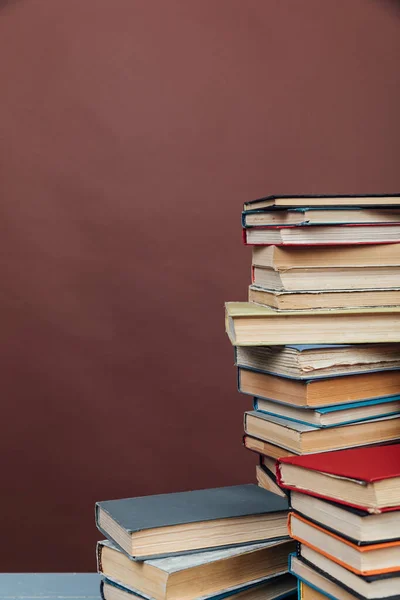 Stapel von Büchern für College School Library Training Brown Background — Stockfoto