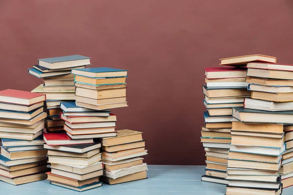 Stapelweise Bücher für den Unterricht in der Hochschulbibliothek brauner Hintergrund — Stockfoto