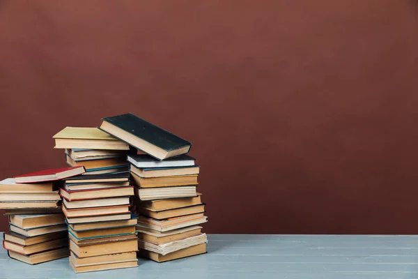 Stack di libri per College Library Formazione sfondo marrone — Foto Stock