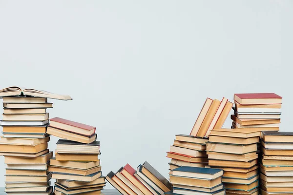 Stapeln von Büchern für den Unterricht Wissensbibliothek Universitätsschule weißer Hintergrund — Stockfoto