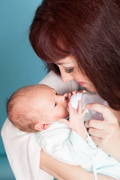Mãe alimentando bebê — Fotografia de Stock