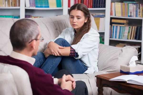 Psychiatra i pacjent Teenage girl — Zdjęcie stockowe