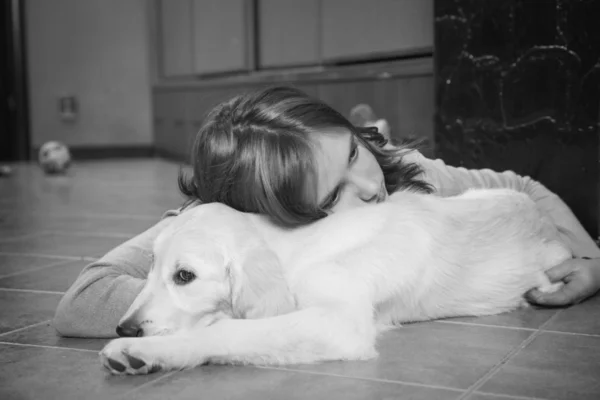 Deprimida chica con su perro — Foto de Stock