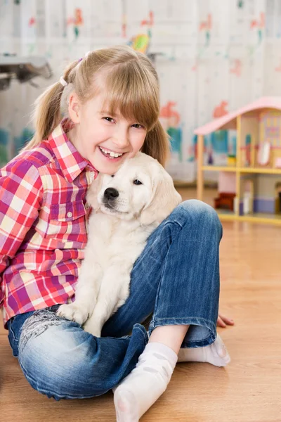 Chica y cachorro amigos — Foto de Stock