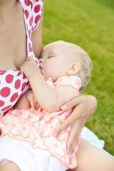 Kadın emzirme onun bebek açık havada — Stok fotoğraf