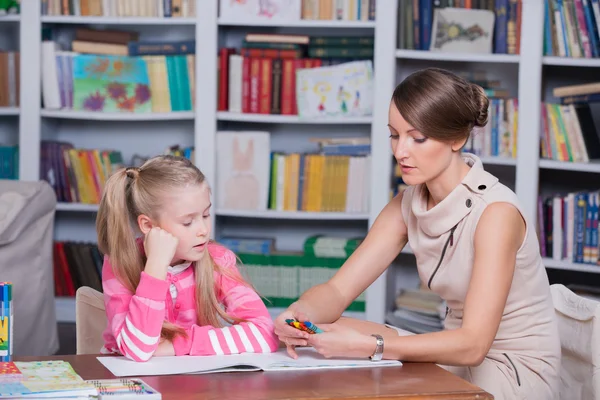 Psicólogo infantil con una niña — Foto de Stock