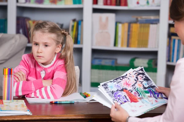 Psicólogo infantil discute desenho de uma menina — Fotografia de Stock