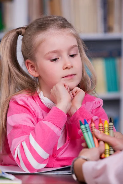 Ребенок выбирает цветные карандаши — стоковое фото