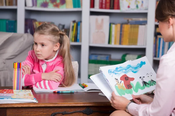 Kinderpsycholoog met een klein meisje — Stockfoto