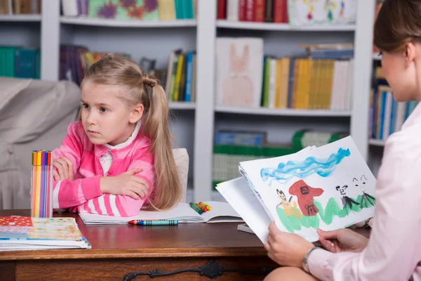 Psicólogo infantil con una niña — Foto de Stock