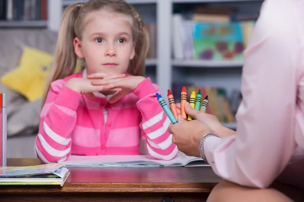 Child chooses the color pencils — Stock Photo, Image