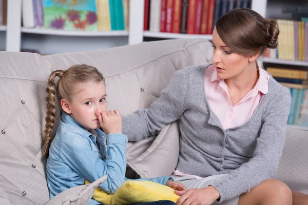 Child psychologist with a little girl — Stock Photo, Image