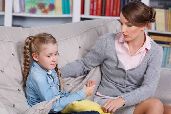 Psicólogo infantil con una niña — Foto de Stock